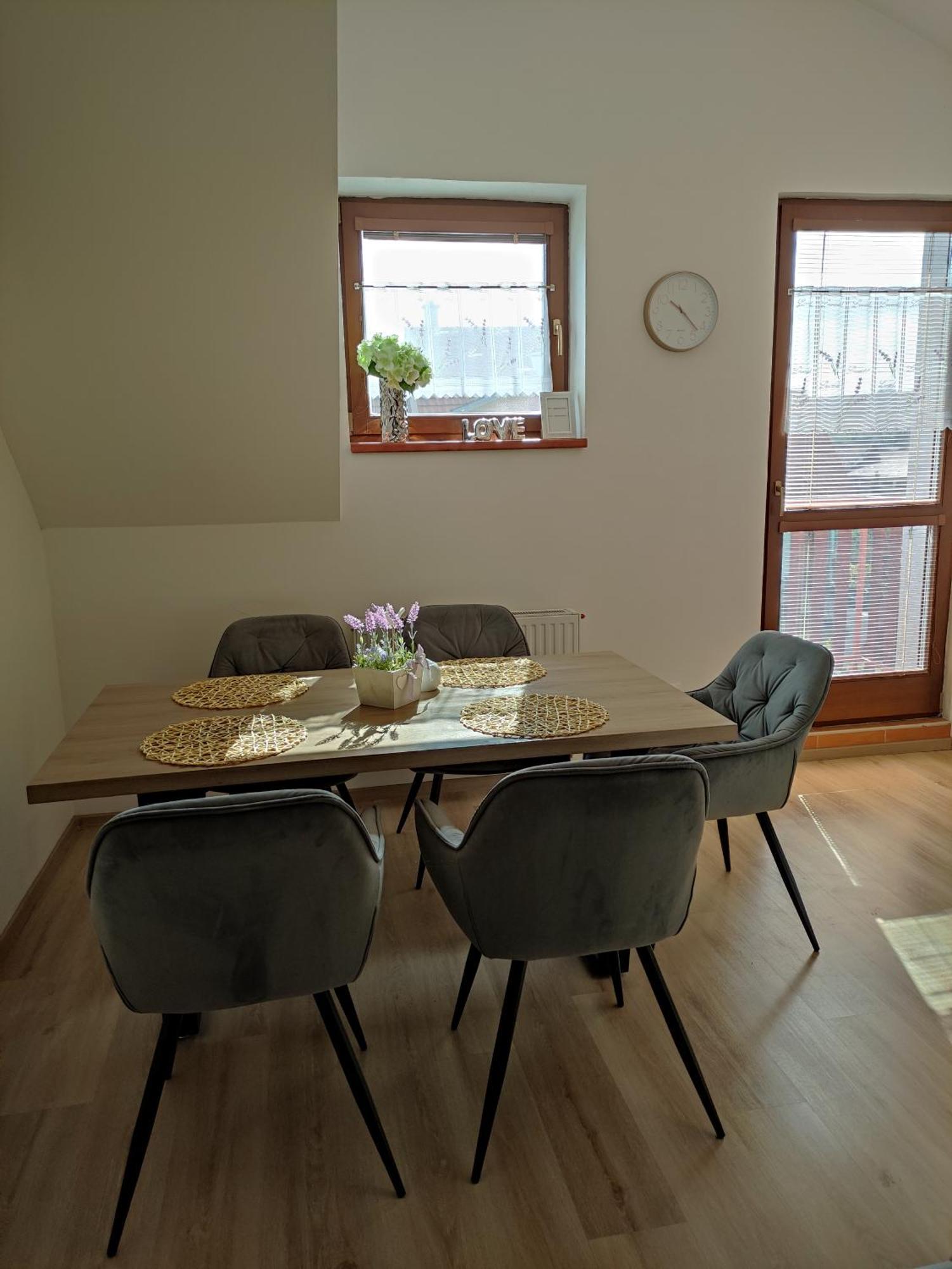 Appartement Ubytovani Ema à Valtice Extérieur photo